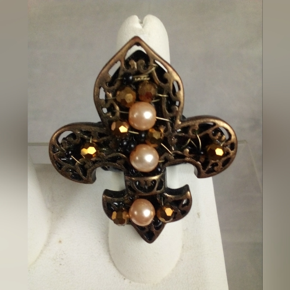 Statement ring with stretchy band
